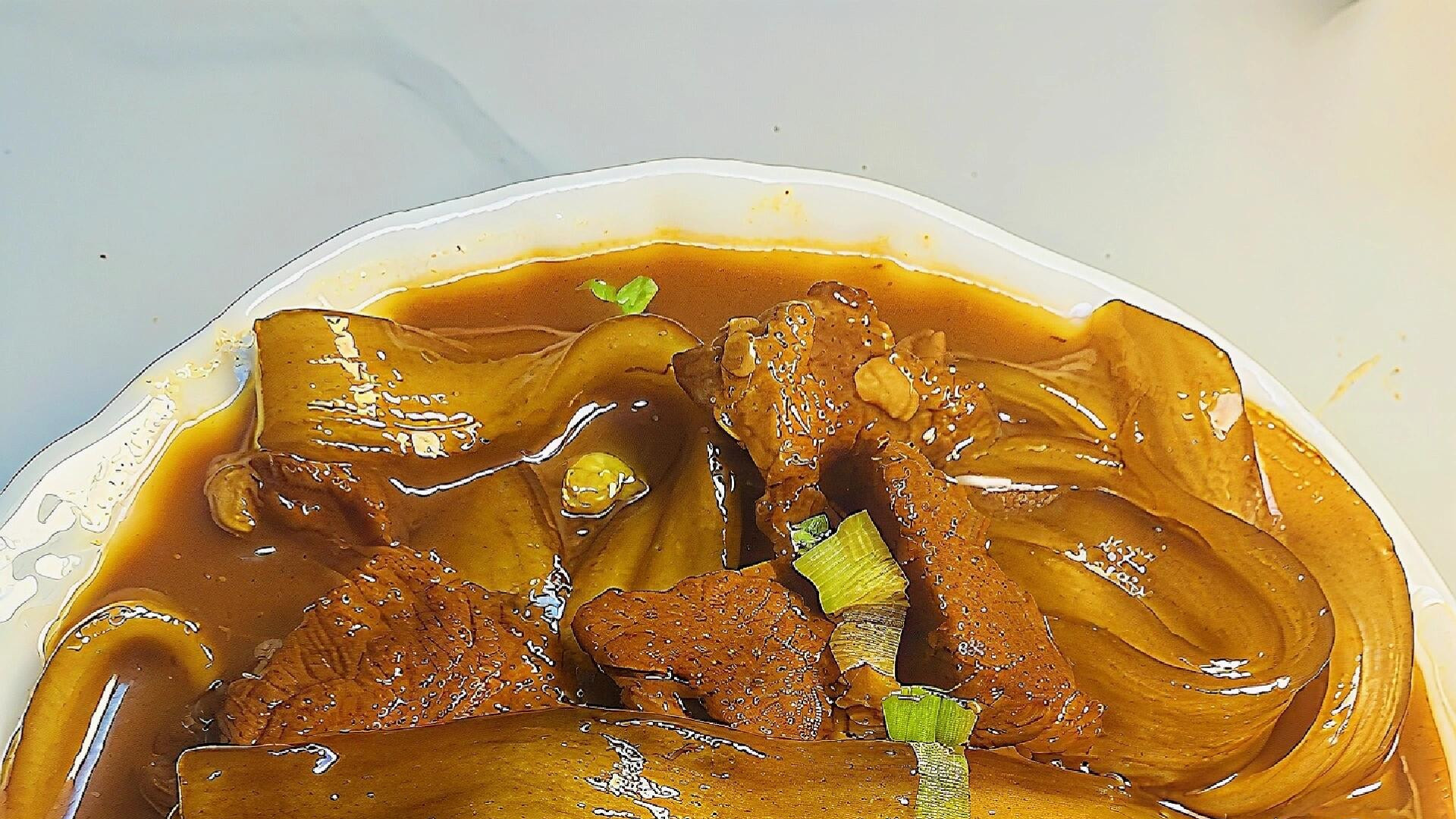 冬日续命的牛肉焖宽粉：一口入魂的暖锅，连汤汁都要舔干净！