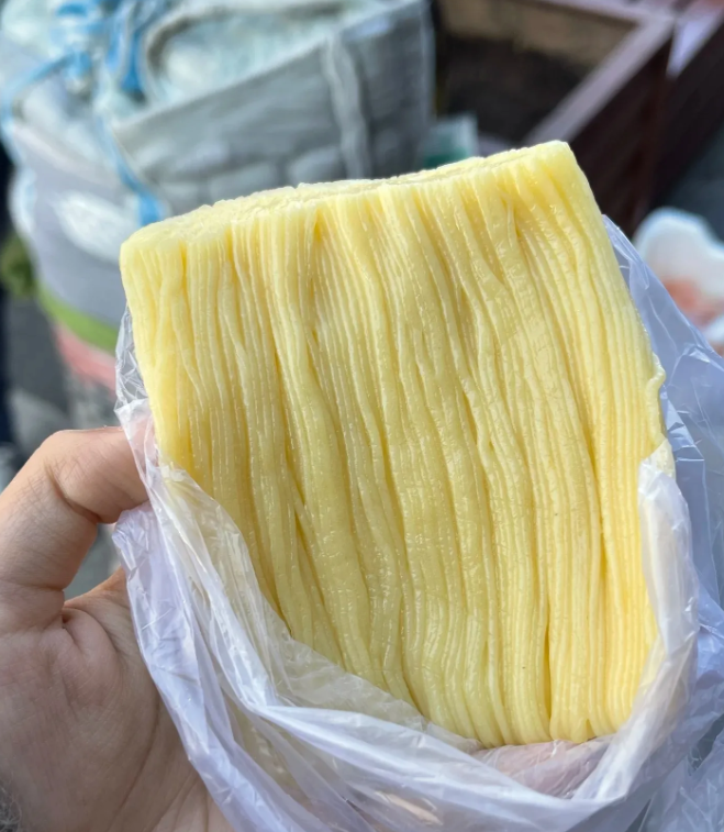 求问这美食的产地在哪？名字是什么，太诱人了
