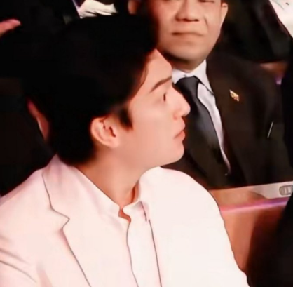 他俩这个表情太好笑了
脸上写满了“谁啊？咱俩吗？？”

这真是一点没准备啊哈哈哈