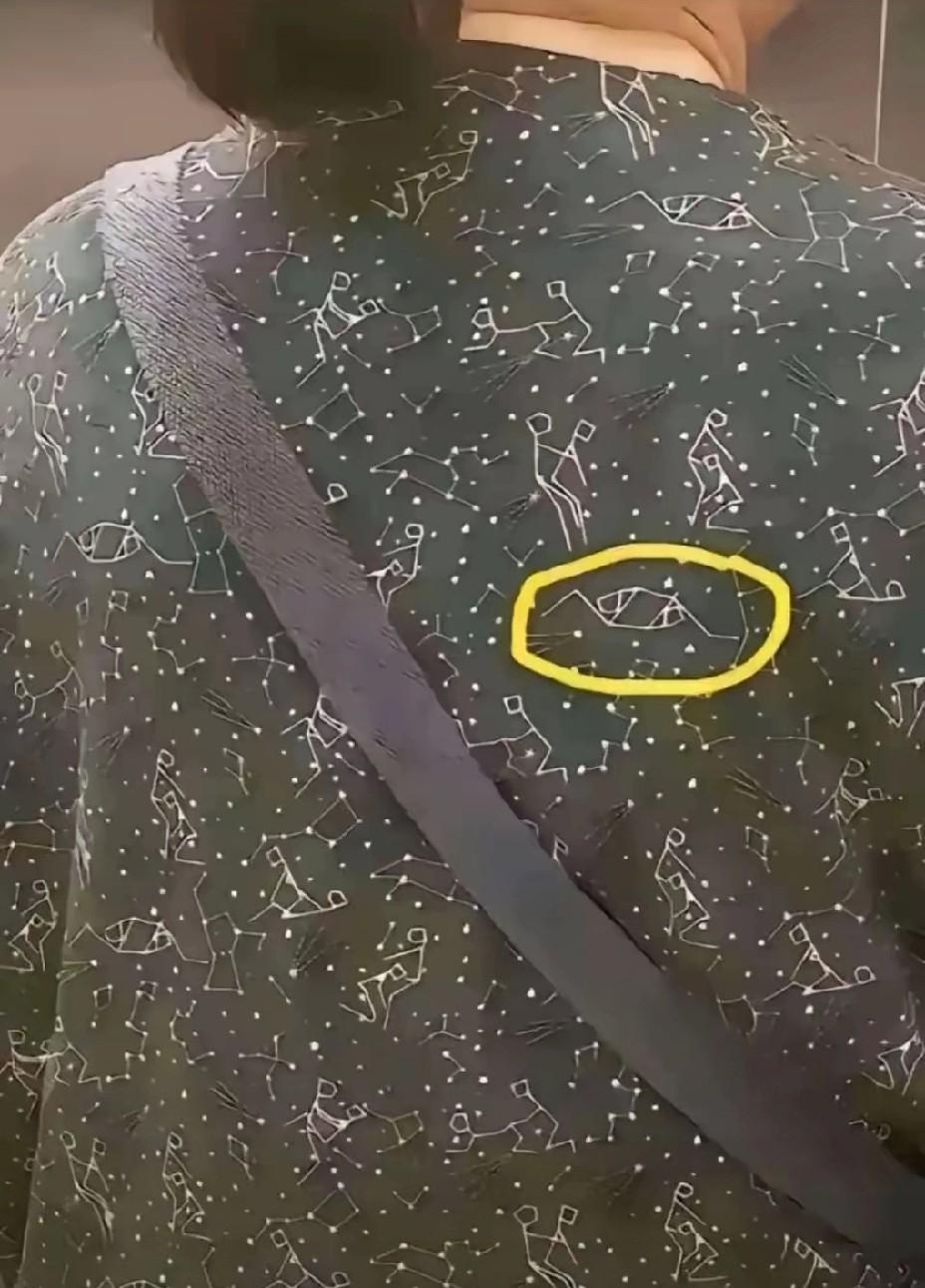 这件衣服虽然是黑色的，但是暗藏玄机，就像是一幅幅身怀绝技的武林秘籍，有缘人看了，