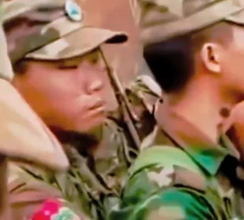 德昂军集结兵力开赴前线   小兵表情亮了
      近日，德昂军某旅准备重武器