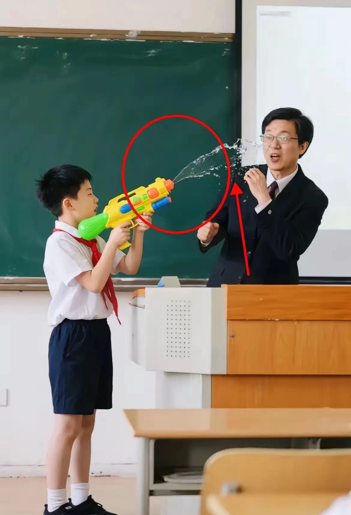 家长的教育方式欠妥，孩子的课堂行为放荡，老师的处理方式偏激，将家长与老师的矛盾无