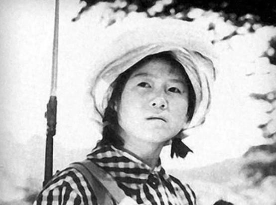 1975年，位于我国湖北神农架，几个农村妇女在忙农活。其中一个妇女因为内急跑到附