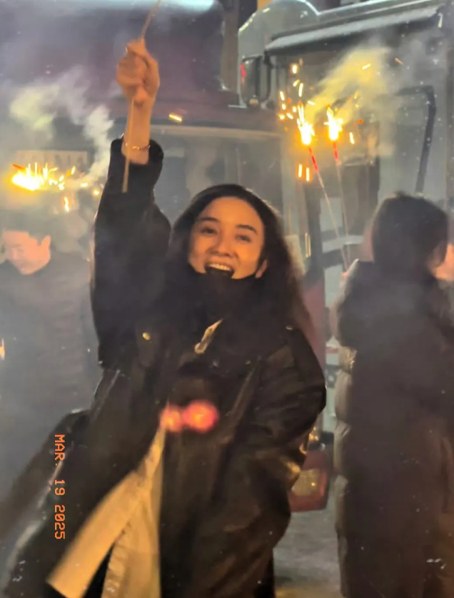 宋佳性格真的很爽朗，一点儿也没有明星包袱，面对镜头丝毫不顾及形象，开怀大笑肆意疯