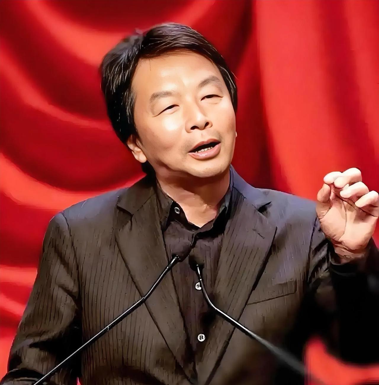 刘震云说：“不必崇拜任何人，最上面的是草台班子，中间的是传话筒子，最下面的是牛马