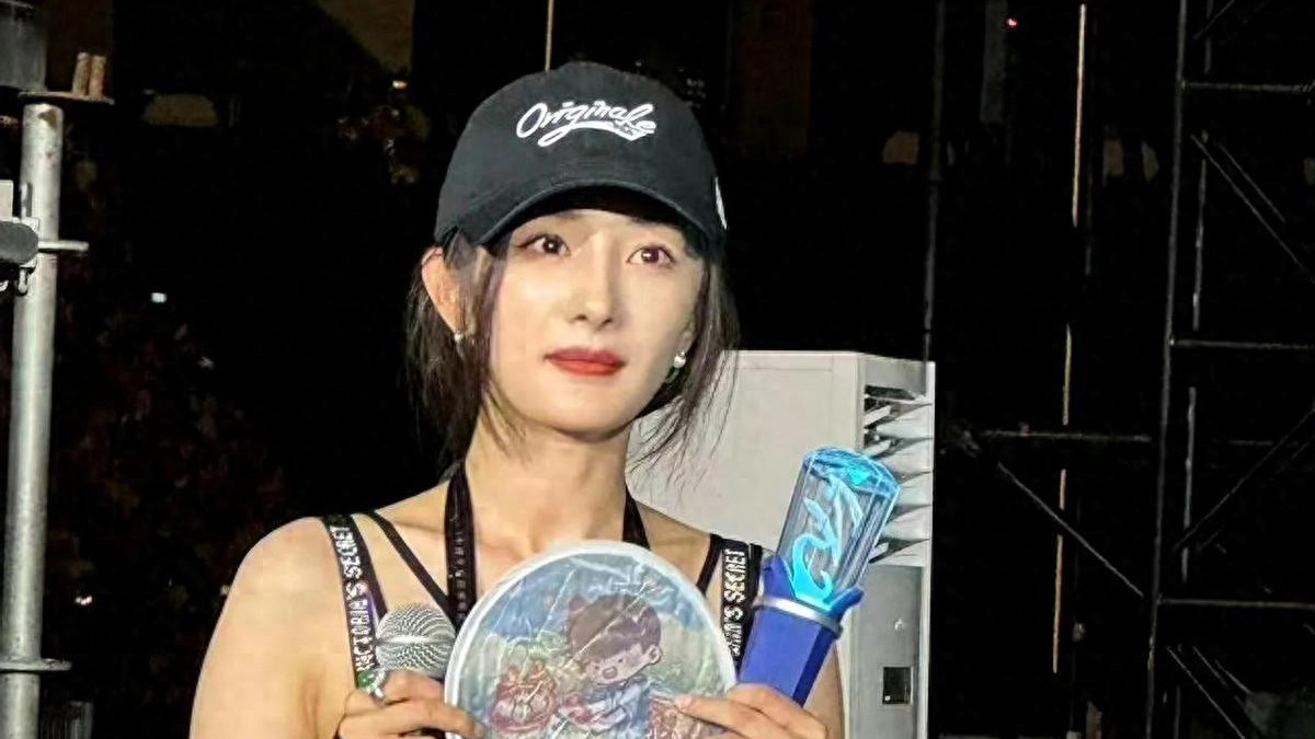 路人镜头里杨幂，身材纤瘦，未修图依旧肤白貌美！