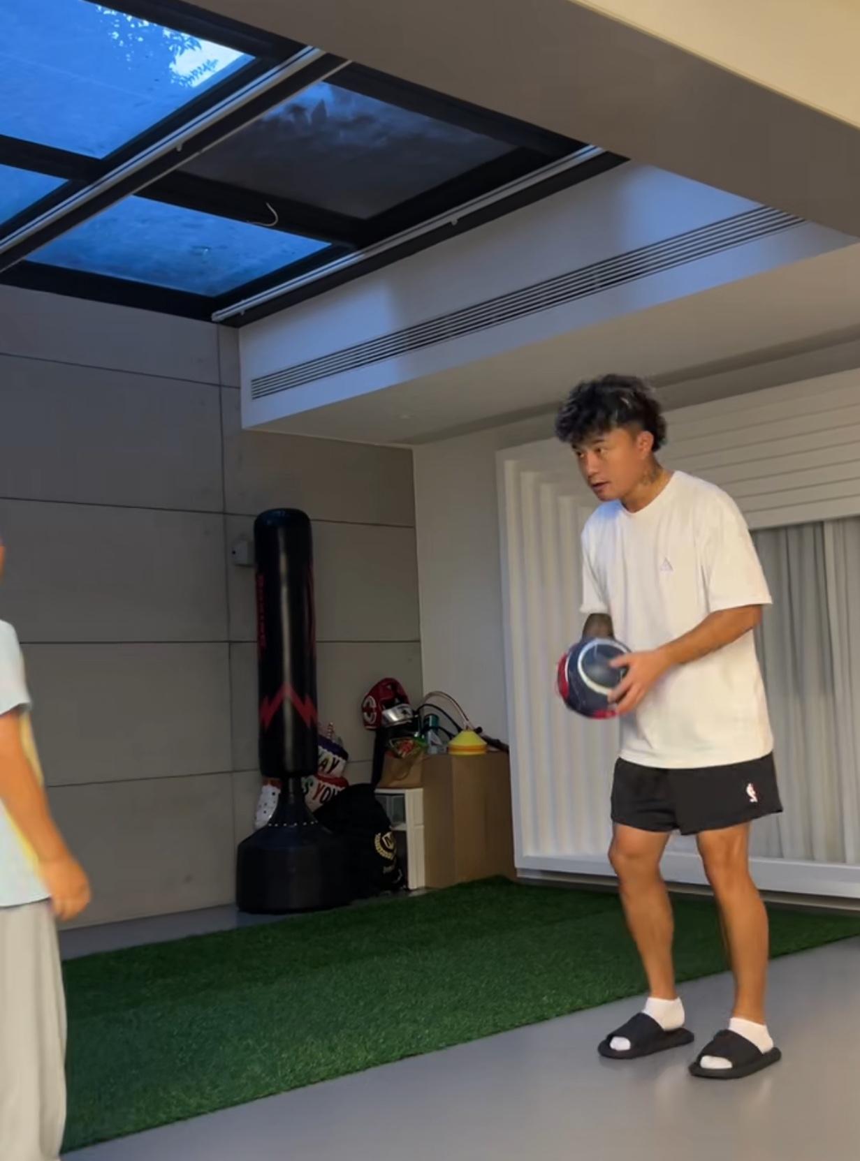 【曹指导培养儿子踢球】
近日，一组前申花球员曹赟定指导儿子踢球的视频在网络上流传