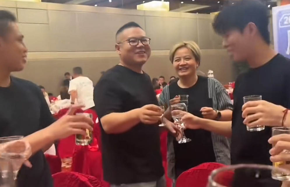 演唱会后，岳云鹏携妻子敬酒，网友：“神似贾玲。”

近日，岳云鹏成功举办了自己的