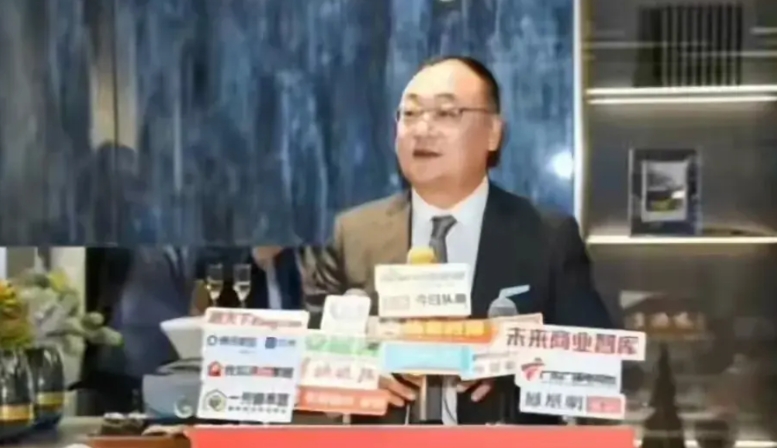 靓家居老板曾玉周先生跳楼了。

长期的重压之下，死亡好像成了解脱。

我们看到他