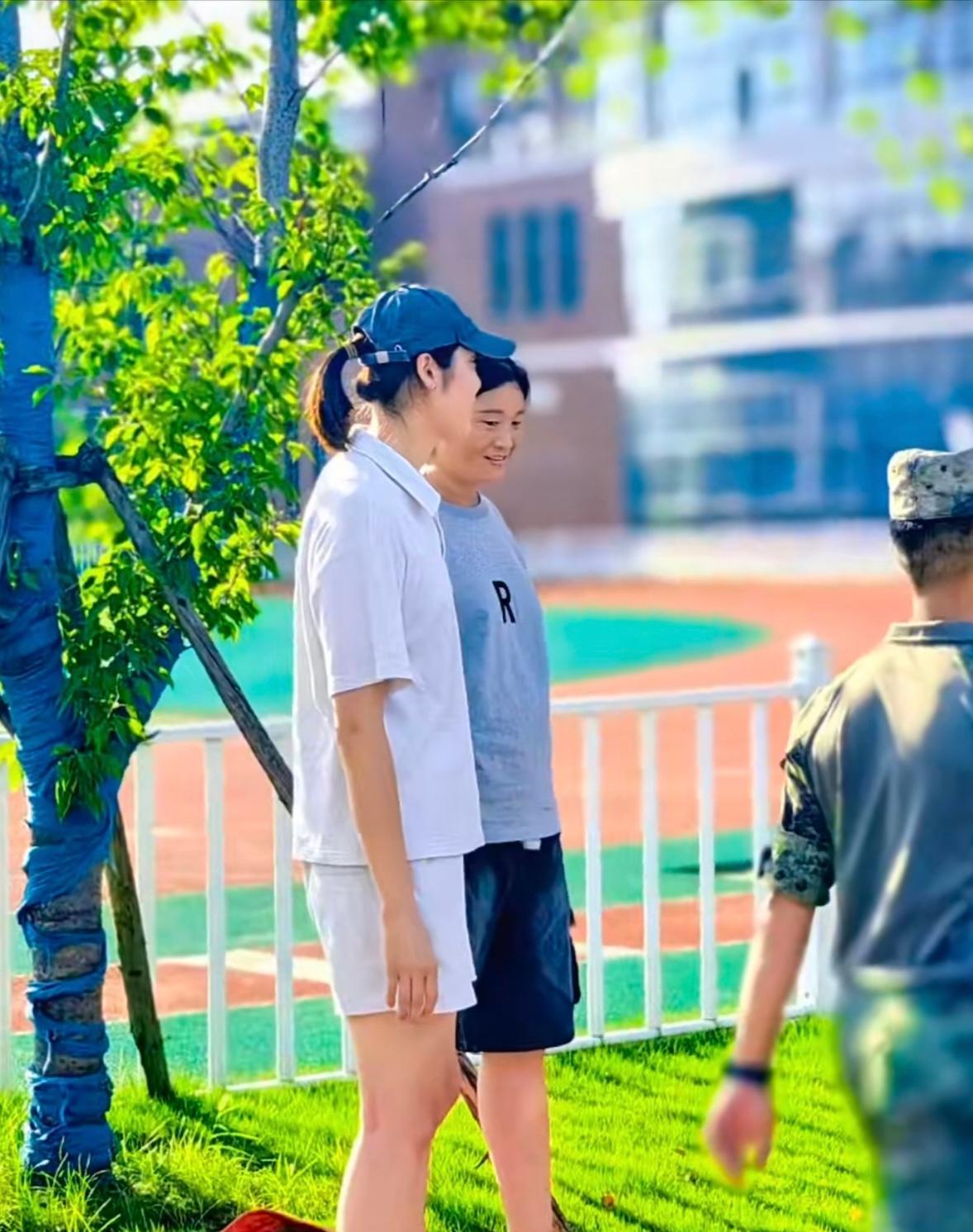 女排奥运冠军朱婷带家人参观高中！陪姐姐看军训外甥女，从照片来看，朱婷和姐姐长得非