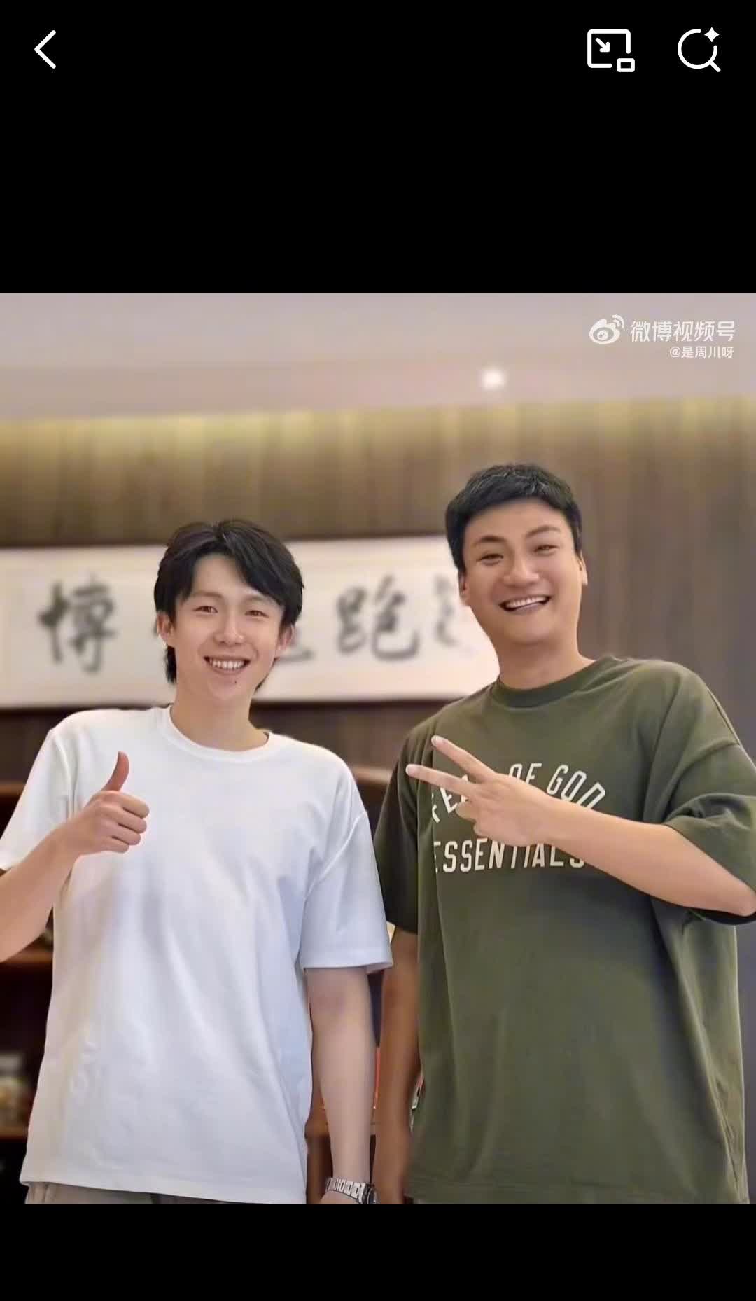 9月2日王楚钦头发长了颜值好高，我这刚才差点认成王一博 ，别说这高冷气质还真像。