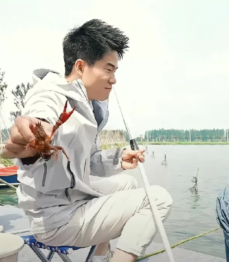 有人拿董宇辉虾过敏说事，借机黑他。
     董宇辉说过对虾过敏，但对澳龙就不过