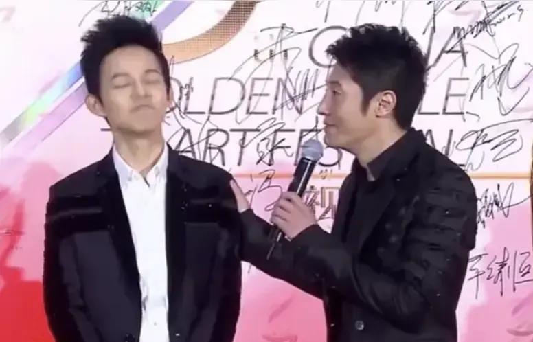 央视元宵晚会上，何炅与撒贝宁坐一桌，双北组合同台画面频现，至少有四次温馨互动，让