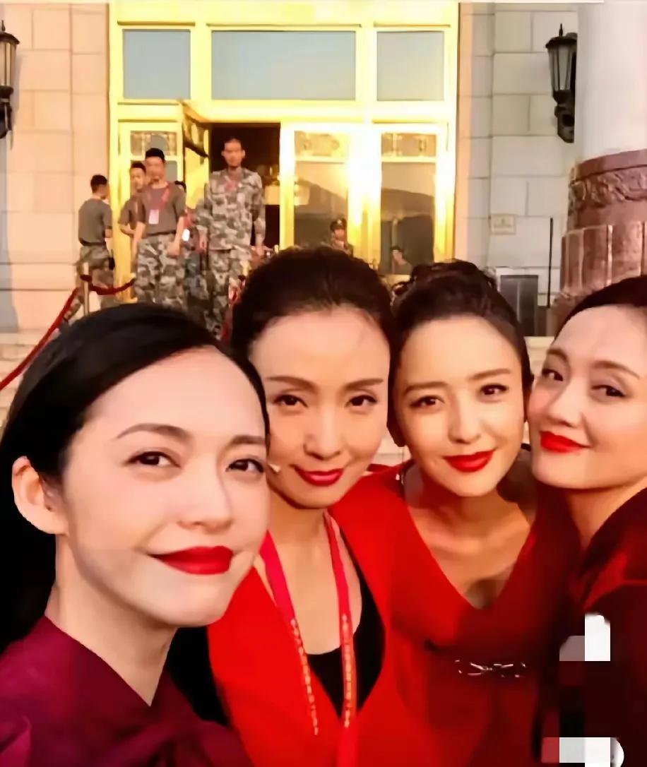 这是朱媛媛、佟丽娅、陶红和姚晨的合影照，他们都身穿红色衣服，一抹大红唇，把头发往