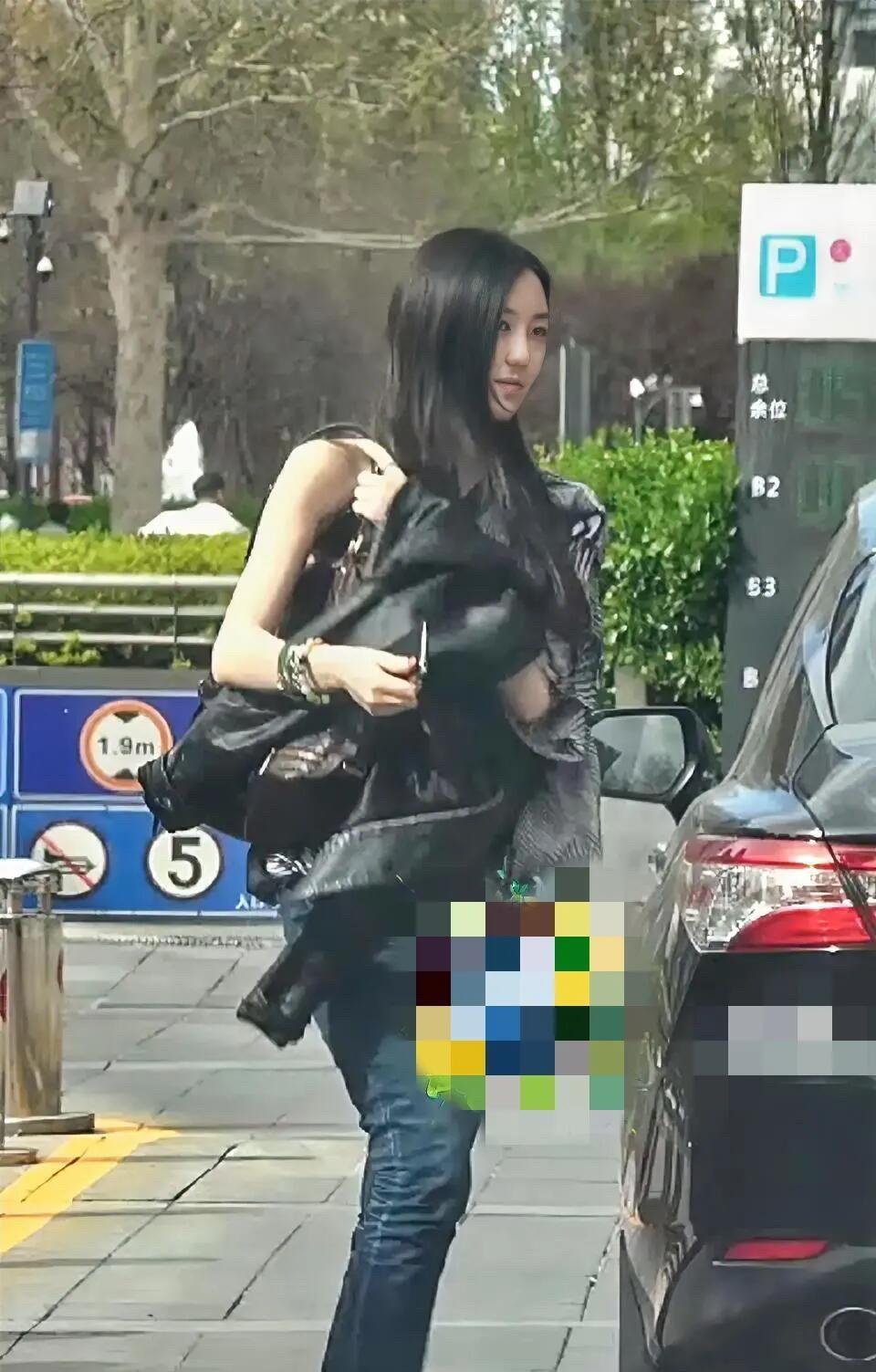 王菲的女儿气质果然不一样。瓜子脸，长长的秀发，大大的眼睛，眉目清秀，身材匀称，这