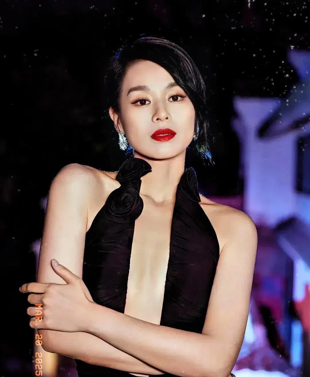 胡杏儿刚宣布怀上四胎，就急不可耐地赶往米兰时装周。抵达米兰的次日，胡杏儿便在后台