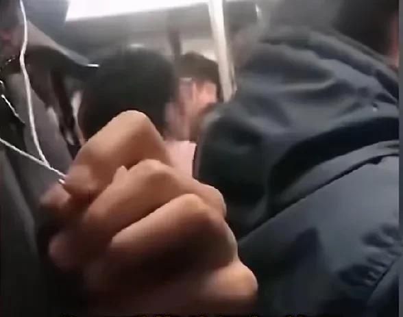 拥挤的地铁上，女孩遭遇性骚扰。
女孩毫不客气，全程暴力骂回去[赞]