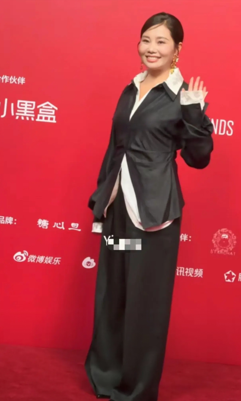 就问老许现在担不担心，杨妞花竟然出席时尚芭莎，毕竟在大众眼里，只觉得明星才会去这