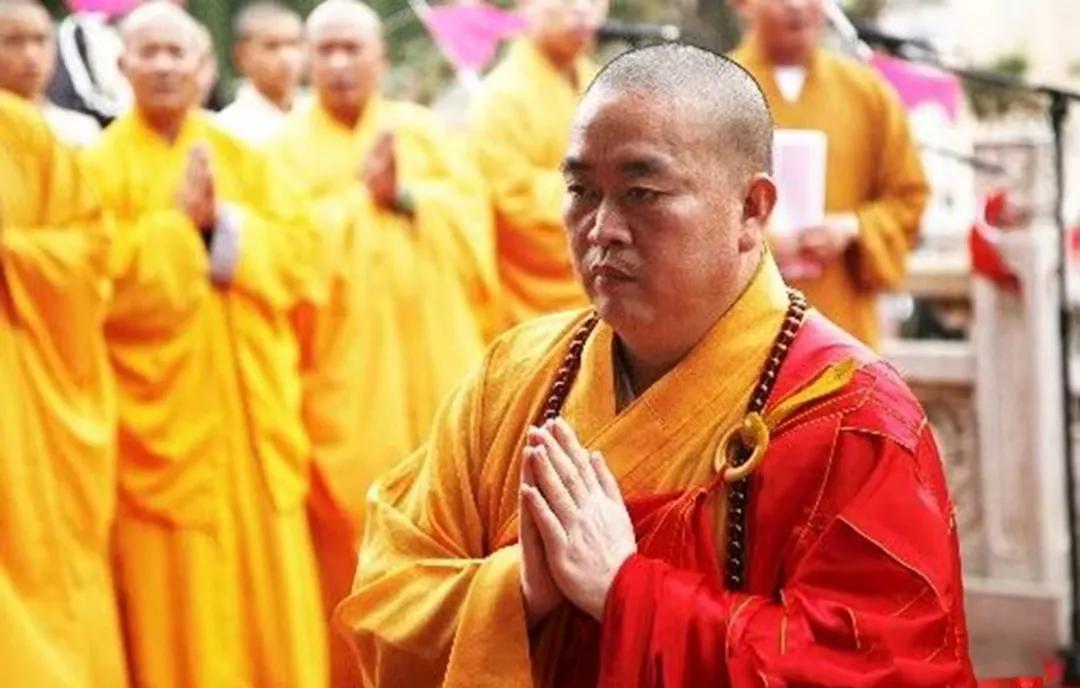 释永信在佛前如此胡作非为，佛菩萨为何不惩罚他？
我们普通大众到寺庙烧香拜佛时，都