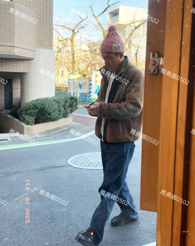 日本代官山偶遇明星陈冠希，本人个子不高老了很多长得也不帅，不酷不拽没有架子，性格