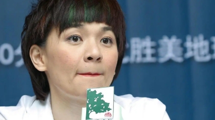 2018年，柯以敏的丈夫黄国辅去世，在整理丈夫的遗物时，她发现丈夫生前套现了50