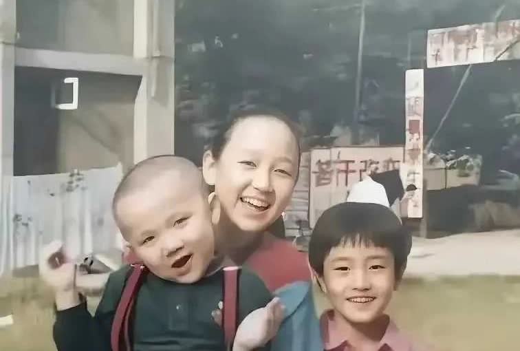 关凌抱着的男孩，还有身边的帅小孩是谁？真的认不出来啊！
小光头是宋丹丹家的巴图