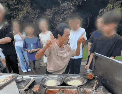 鸡排哥，为何能把6元的鸡排谈出6亿元项目的气魄？
“鸡排哥”走红——--》消费者