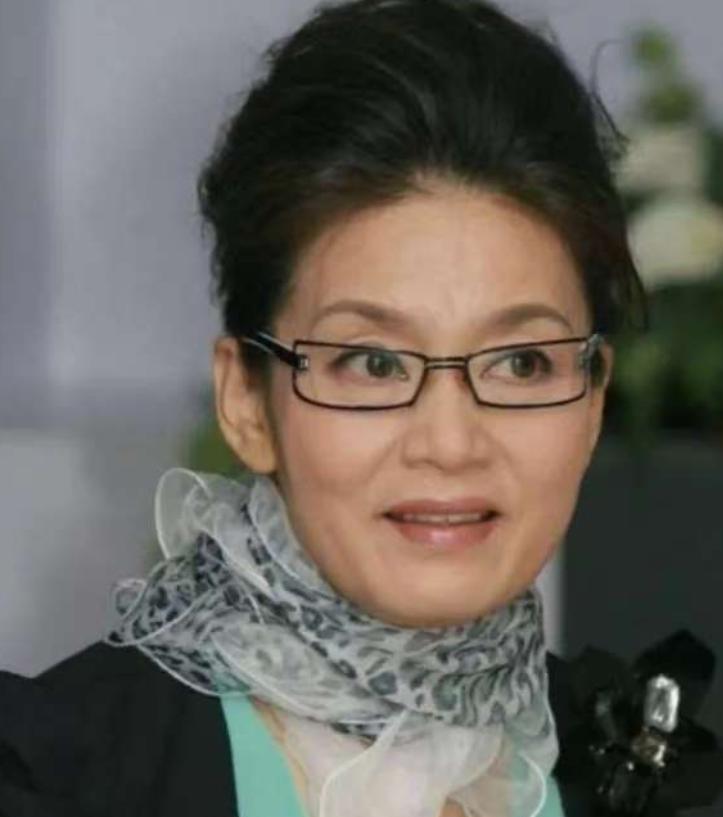 1979年，刚结婚1年的潘虹，出轨了导演杨延晋。可杨延晋的妻子洪融不是省油的灯，