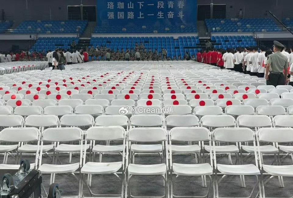 武大“椅子标签”问题冲上热搜！引起网友热议！
消息来源：国内社交平台
9月6日武