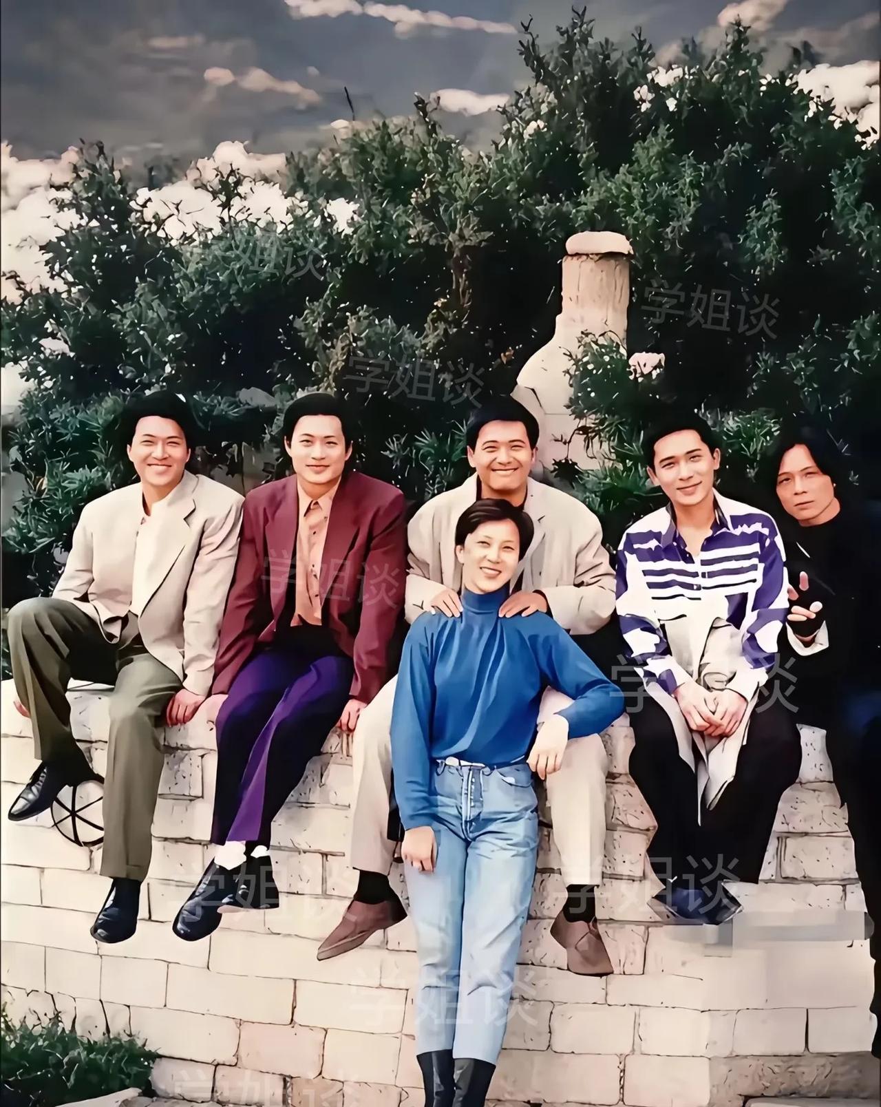 这张1992年的照片，是周润发和梁朝伟合伙拍的电影照，也是他俩的封神之作，更是港