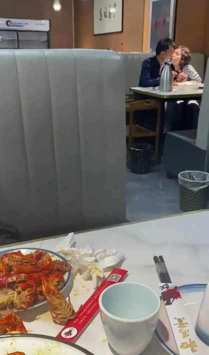 唉，大庭广众之下拉仇恨，他俩就不能去找个别人看不到的地方，？
