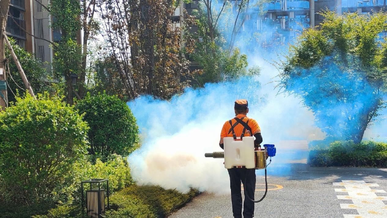 成都高新区西园街道开展环境消杀行动 筑牢居民健康防线