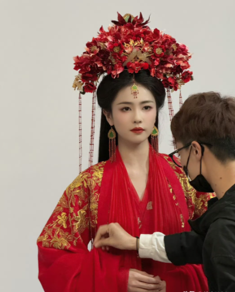 白鹿以后拍戏要带的弟弟妹妹又多了6位，如今欢娱，能带新人弟弟妹妹的只有白鹿一人