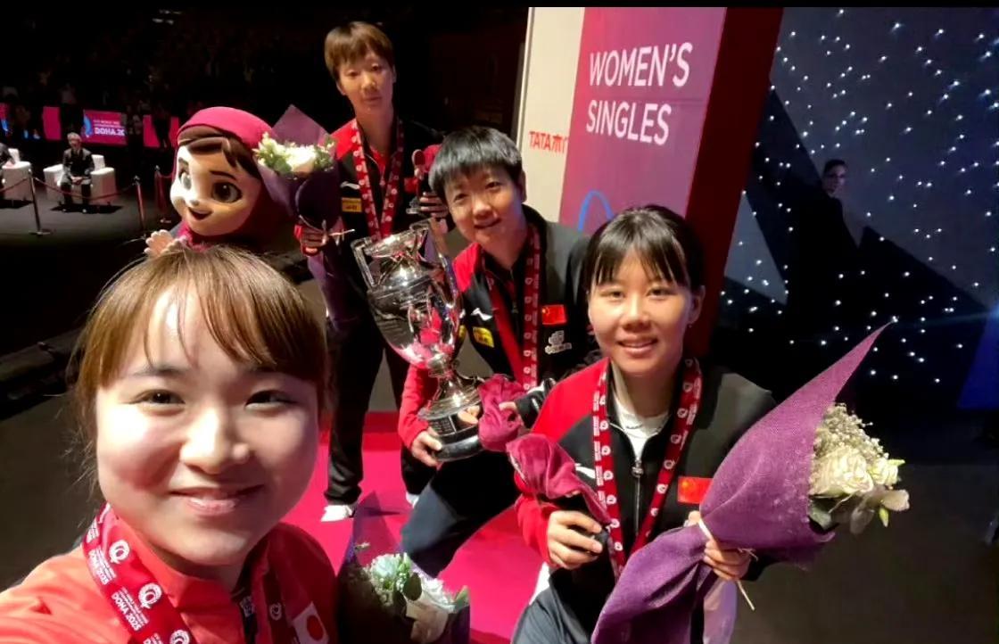 莎莎和三个女孩一起合照！
女单冠军合照时刻，莎莎，王曼昱，陈幸同，伊藤美诚，四个