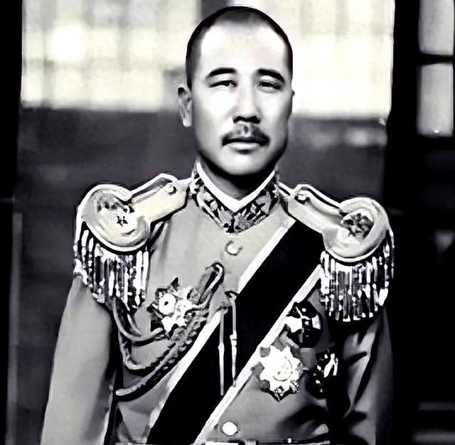 1926年的一个冬夜，济南北郊的军营里灯火通明。有人说，那一夜，张宗昌在炕头拍案