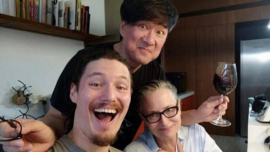 周华健儿子官宣结婚，看到他的模样后，网友感慨父子俩像兄弟