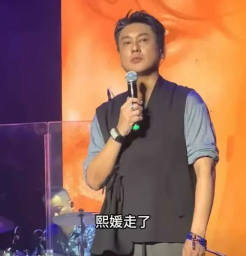 都散了吧！
朱孝天开个人演唱会，F4其他三个人送了鲜花和卡片，卡片上的字亮了，写