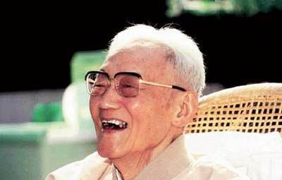 巴金对样板戏颇有微词，他说：演来演去，样板戏的剧情只有两种，革命低潮时顽强不屈，