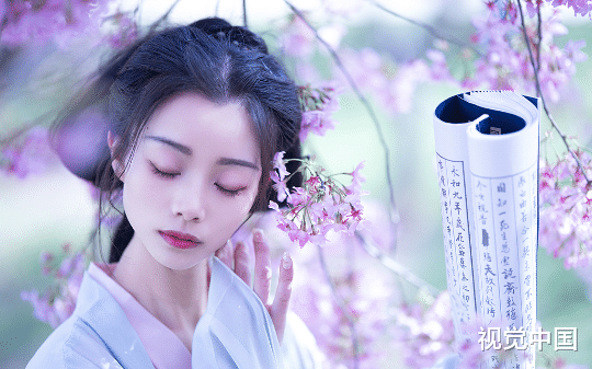 又是一年人间新春，师父带我去看烟火；在我最幸福之时，被她亲手断了生机；侥幸重生，我要复仇！