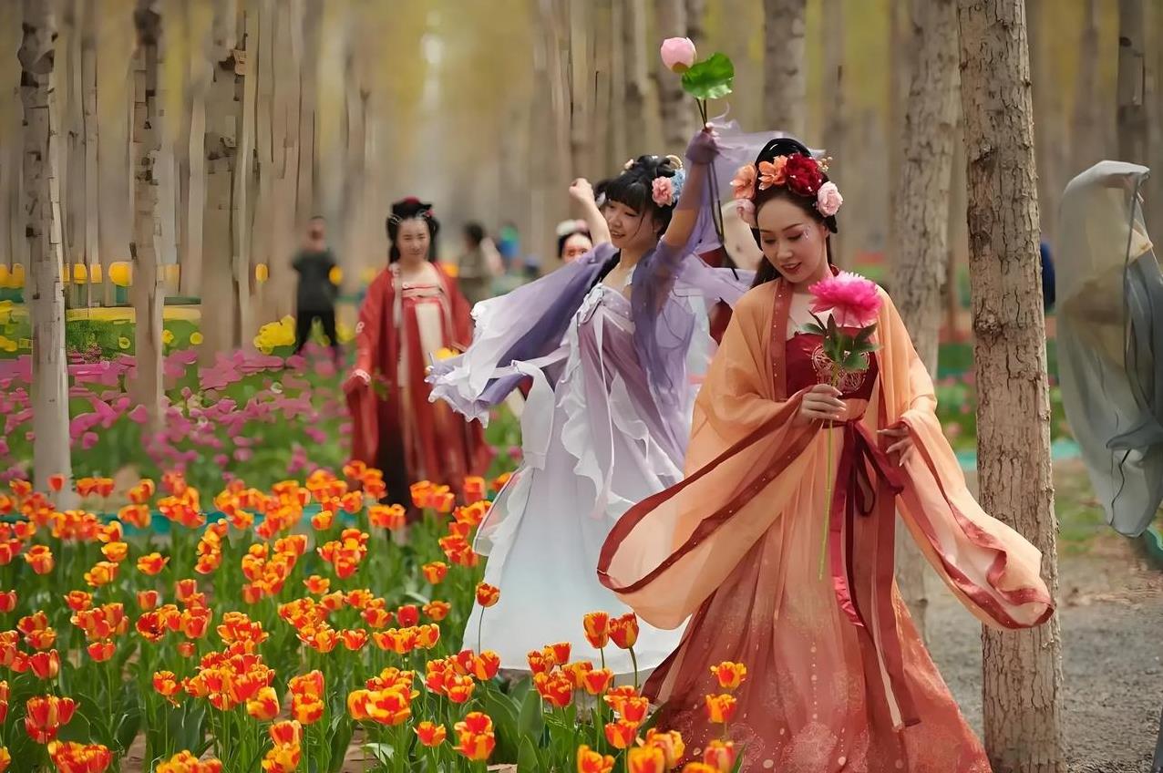 七律：吃花时节
何故将花入口吞，皆因美色要留春。
早蛙得意迎初夏，老树伤心有旧痕
