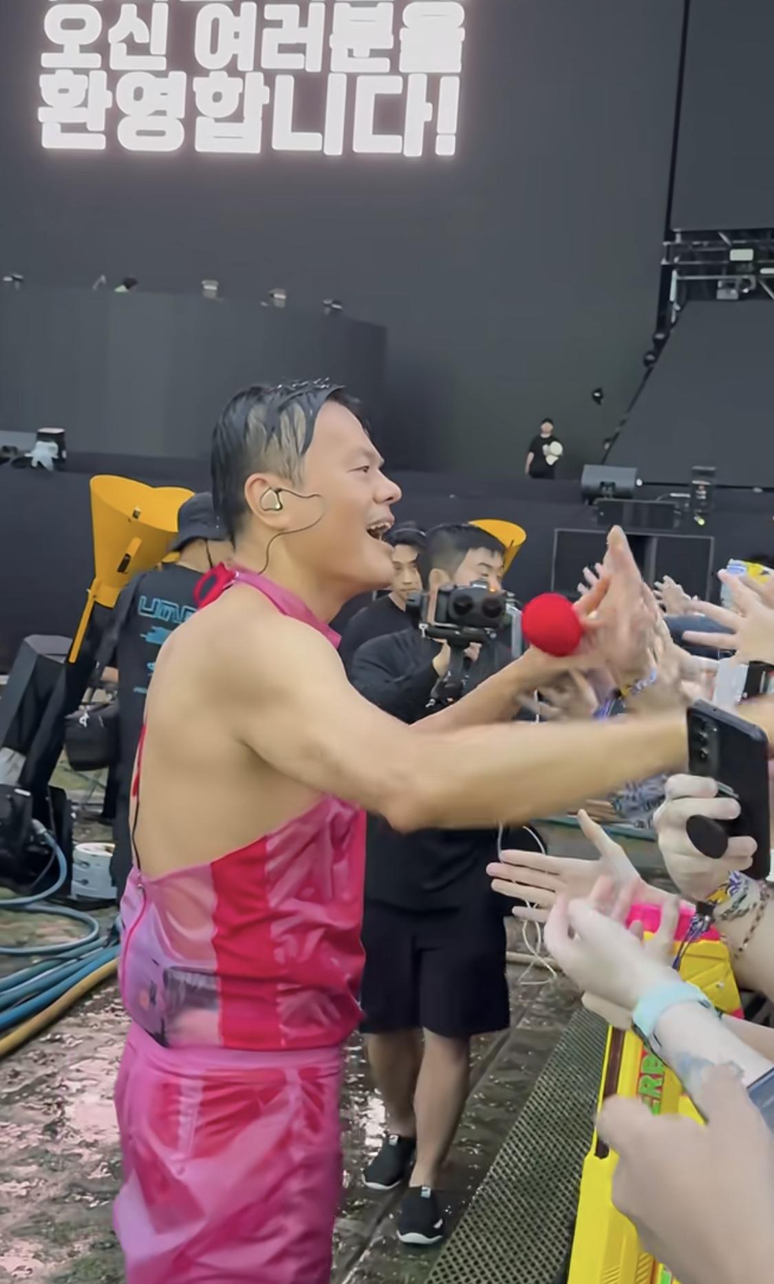 jyp朴振英真的穿上了他的粉红色肚兜，之前在社交平台晒过这个衣服，还要控制身材，