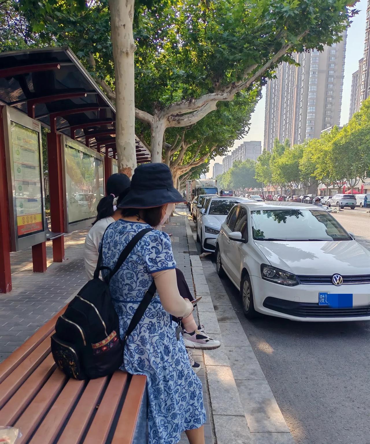 性是压垮婚姻的最后稻草。
昨天，我在公交站等车，听到一个蓝裙子大姐打电话，那声音
