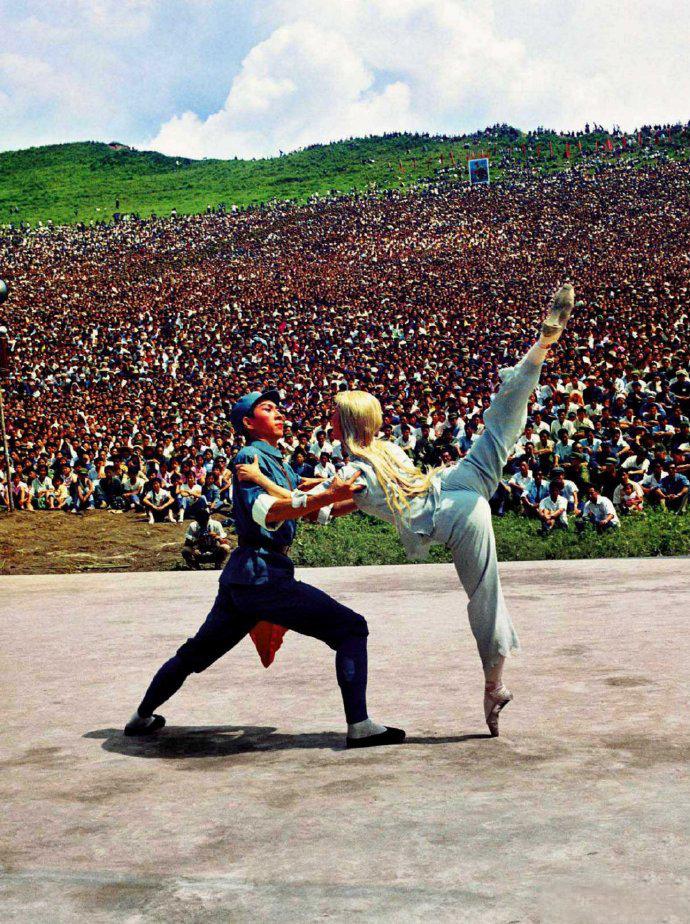 1975年夏中国舞剧团到黑龙江省阿城县玉泉公社，露天演出革命样板戏《白毛女》，被