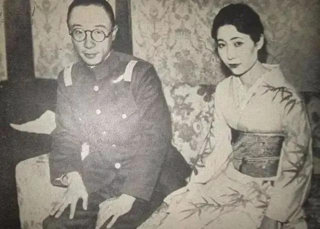 1926年，22岁唐怡莹背着丈夫溥杰，与张学良在家中翻云覆雨。而溥杰明知真相，却