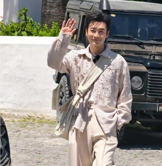 黄晓明作为知名演员（北京电影学院本科毕业）以同等学力身份参与博士报考，虽进入复试