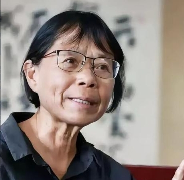 别再揪着张桂梅不放了，她是没有教出一个清华北大学生，可清华北大又何曾培养出第二个
