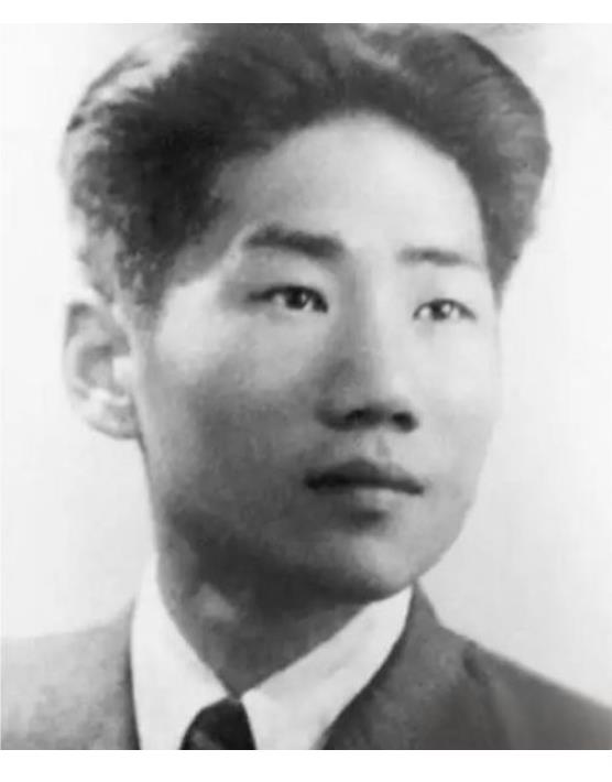 1955年，中央派人前往朝鲜将毛岸英坟墓迁回国，可当大家刚开始挖，就突然跑过来一