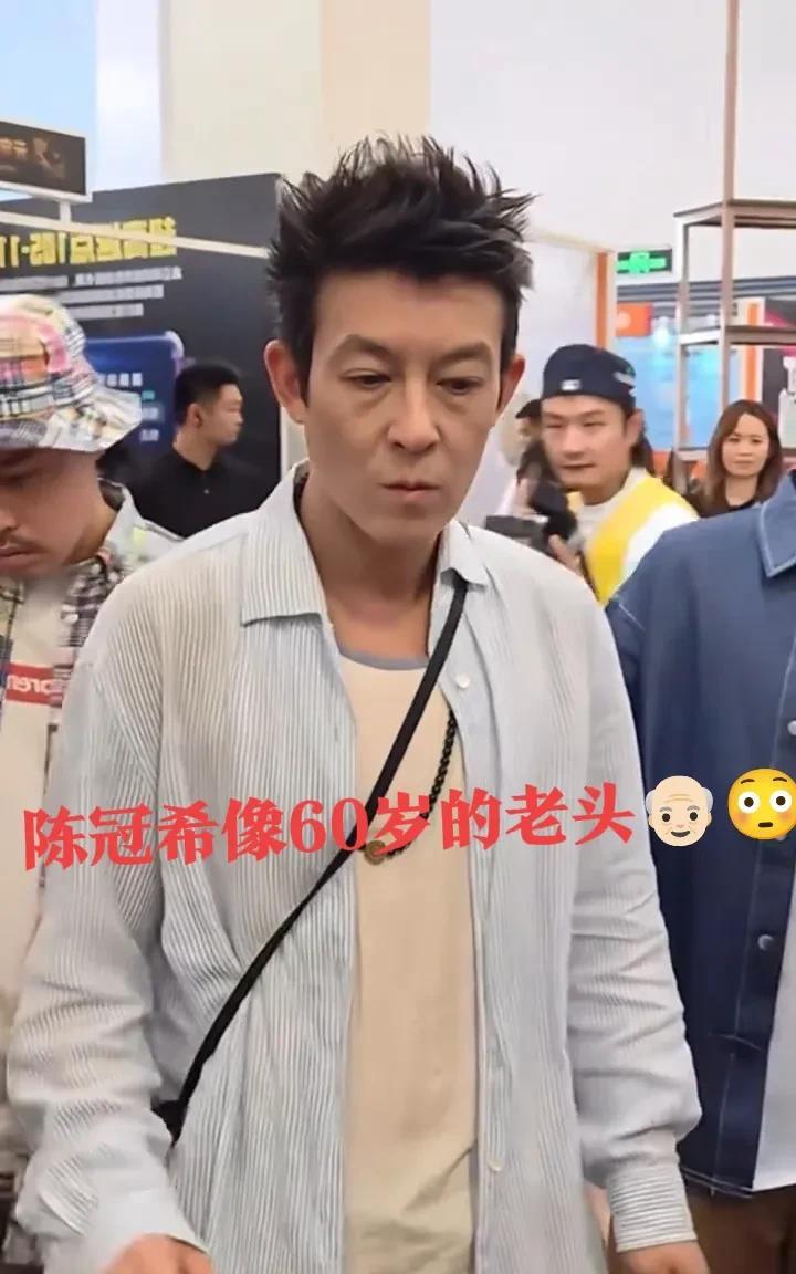 老成这样了都，看着像60多[泪奔]
比谢霆锋小2个月，却比他老20岁[震惊]
印