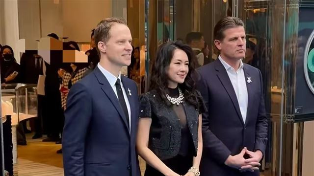 成都这天，46岁的章子怡暴露了真实状态，网友：膝盖像青铜器