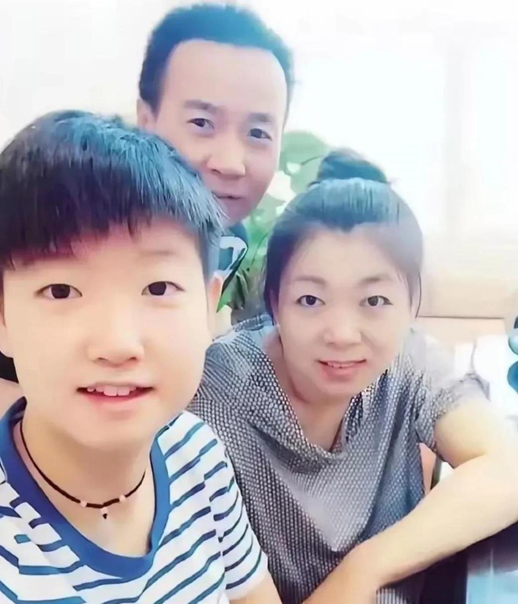 莎莎口中的父母和以前的家庭状况。
1.爸爸妈妈都是基层的国税干部，爷爷奶奶是地道
